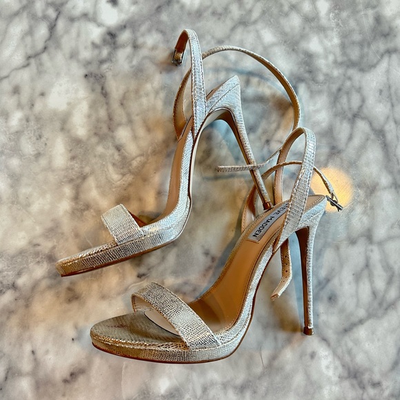 Gorgeous gold heels, only worn once with a formal dress for a wedding - Picture 3 of 3